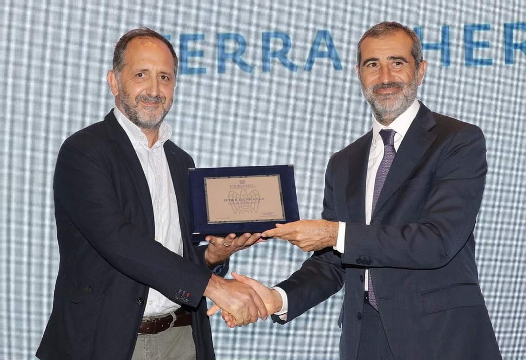 Il nostro dirigente Gianlorenzo Minarini riceve il premio da Alessandro Pesaresi