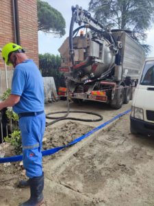 Sullo sfondo il mezzo di Petroltecnica durante l'intervento